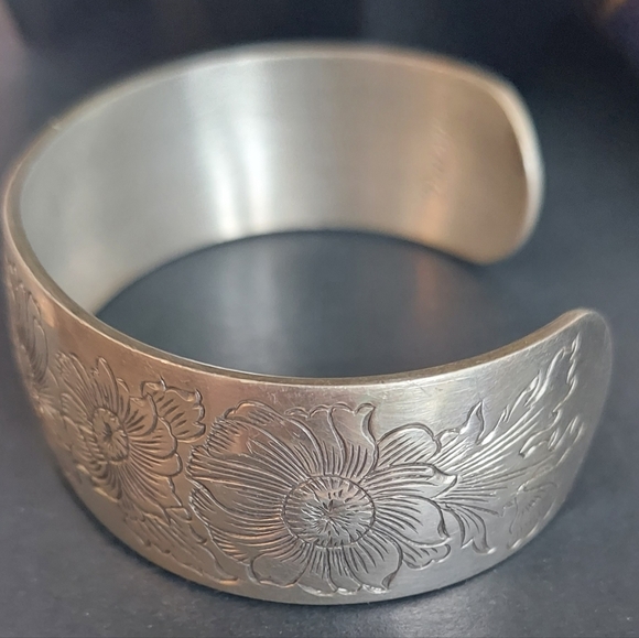 Kirk Pewter Daisy Vintage Cuff Bracelet Signed and Titled "Daisy" - Picture 3 of 7